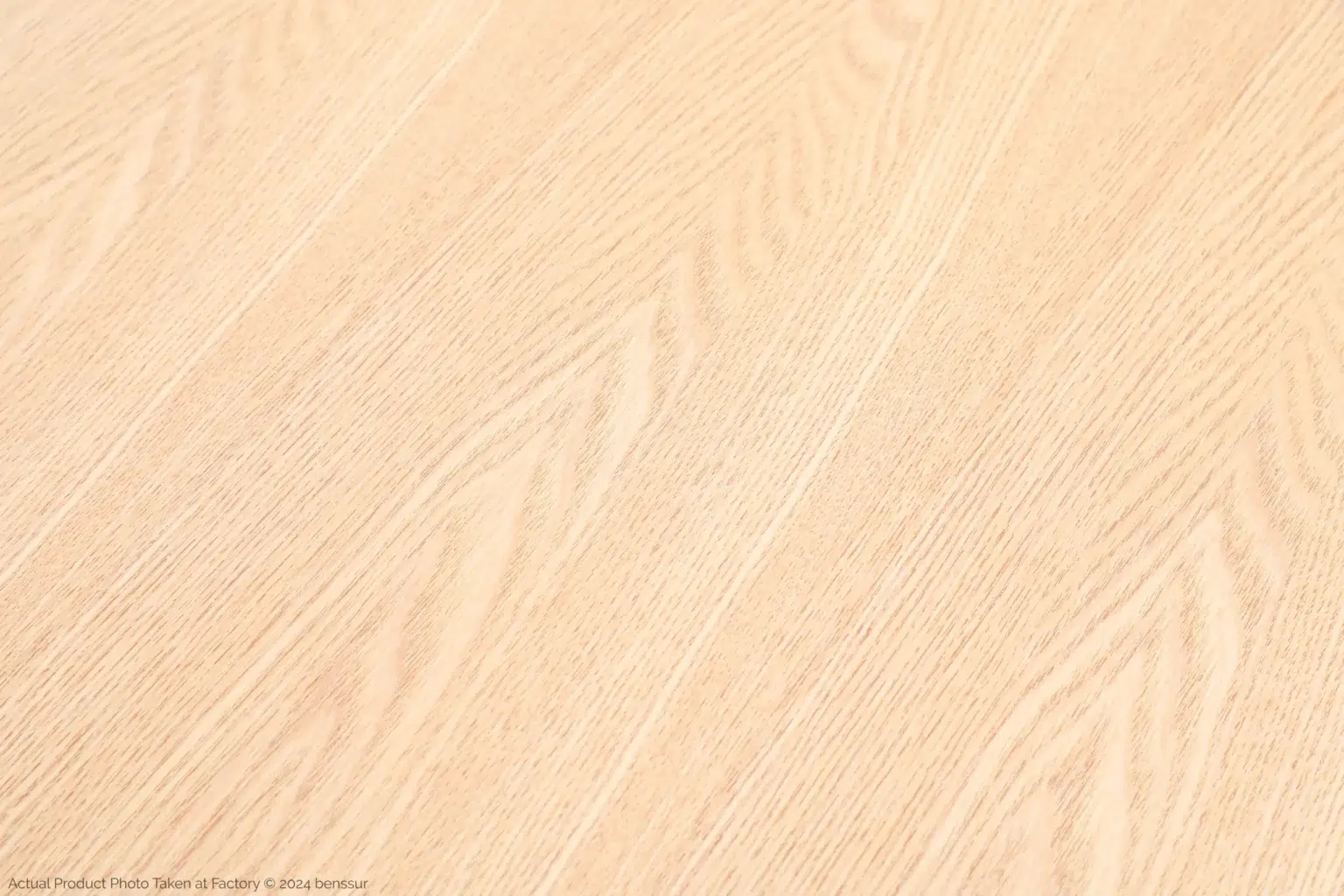 Jean Prouvé_S.A.M No.502 Table_Replica_Natural_Ash_Detail_3 Light-coloured wooden surface with a smooth finish and visible wood grain patterns running diagonally across the image. The texture appears natural and clean, suitable for flooring or furniture.