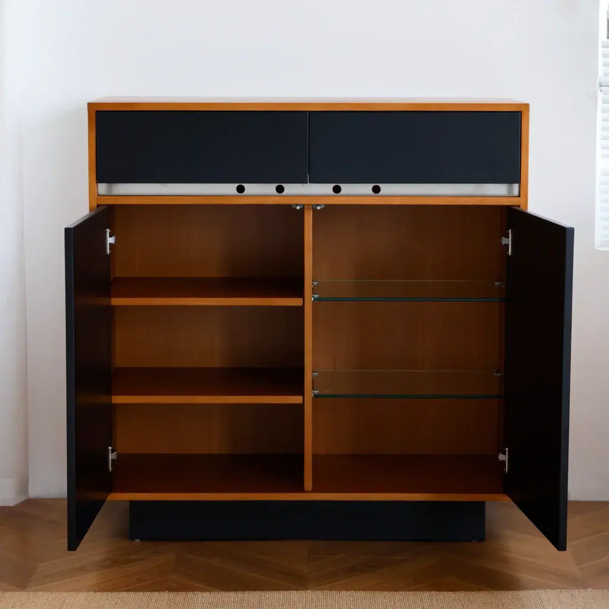 Elly Cabinet 2.0 A black and wooden cupboard with shelves.